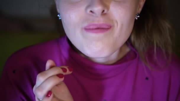 Junge Frau isst Bonbons und lächelt mit den Zähnen — Stockvideo