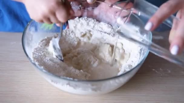 Maman et enfant pétrissent la pâte ensemble — Video
