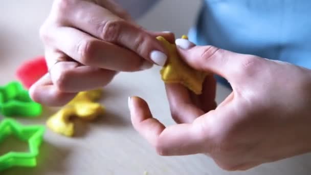 Kobiety ręce dać kolorowe ciasto kształt gwiazdy — Wideo stockowe