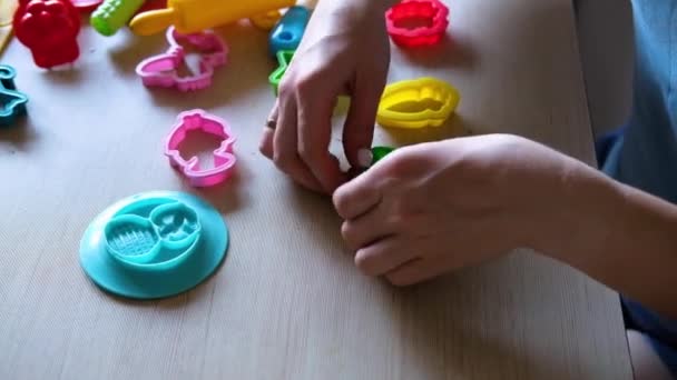 Kobiety ręce dać kolorowe ciasto kształt różnych figur — Wideo stockowe