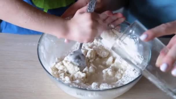 Maman et enfant pétrissent la pâte ensemble — Video