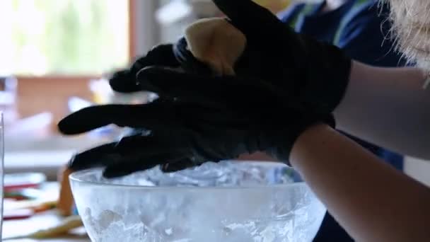 Frauenhände in Handschuhen kneten den Teig — Stockvideo