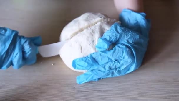 Детские руки режут тесто игрушечным ножом — стоковое видео