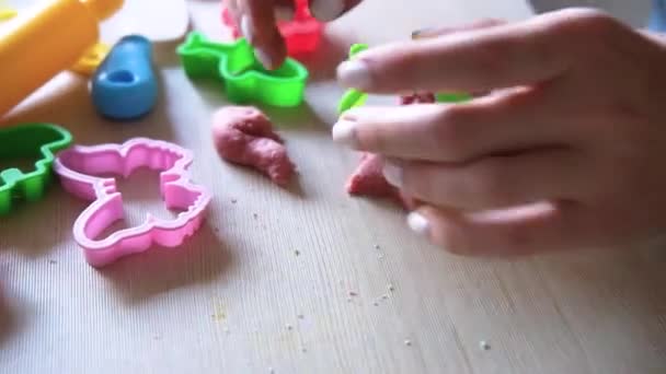 Kvinna med hjälp av en plast mögel för att forma degen — Stockvideo