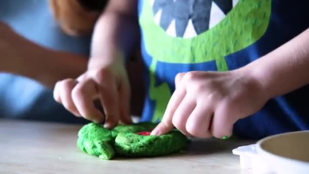 El niño usa un molde de plástico para dar forma a la masa — Vídeos de Stock