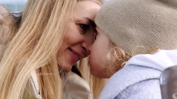 Sorrindo jovem caucasiano mãe e pequena filha tocar narizes — Vídeo de Stock