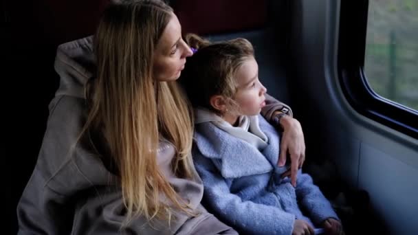 Máma a dcera jet ve vlaku v blízkosti okna — Stock video