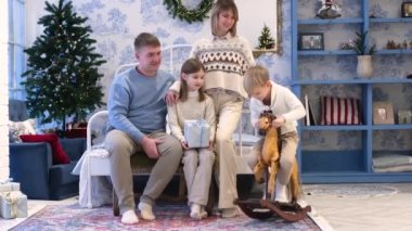 Dört kişilik bir aile birlikte vakit geçirir..