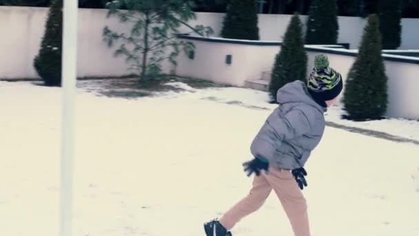 Mały chłopiec zabawy na świeżym powietrzu w zimie natura — Wideo stockowe