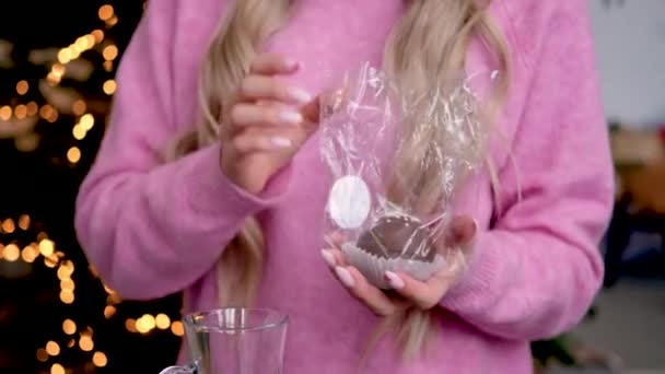 La chica saca una bomba de chocolate del paquete — Vídeos de Stock