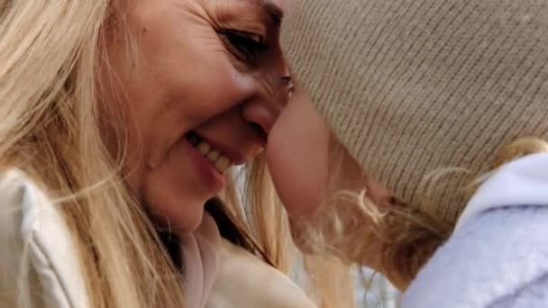 Χαμογελώντας νεαρή λευκή μητέρα και η μικρή κόρη αγγίζουν τις μύτες — Αρχείο Βίντεο