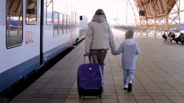 Mamma e figlia stanno camminando lungo la piattaforma della stazione e aspettano il treno- Minsk, Bielorussia-ottobre 10, 2021 — Video Stock