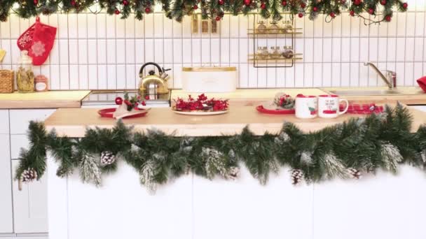 Noel dekorunda beyaz mutfak — Stok video