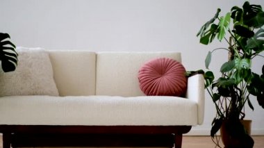 Oturma odasının şık ve rahat beyaz koltuğu var.