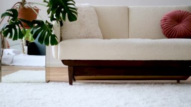 Oturma odasının şık ve rahat beyaz koltuğu var.