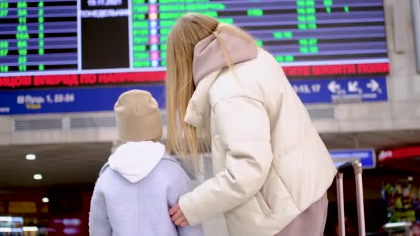 Junge Mutter und Tochter am Flughafen — Stockvideo
