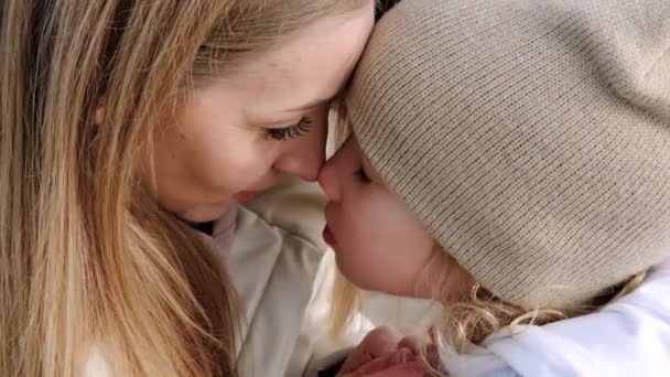 Sonriente joven madre caucásica e hija pequeña tocan las narices — Vídeo de stock