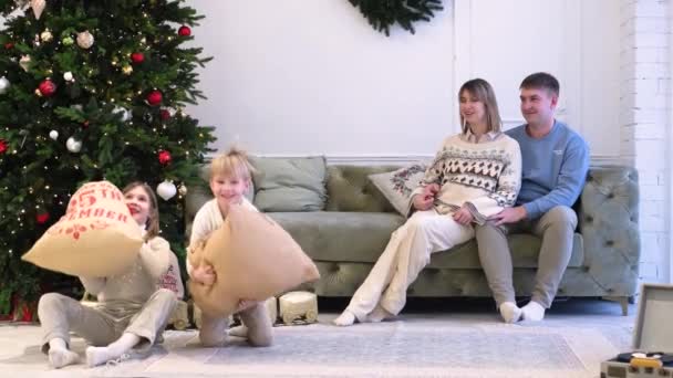 Eine vierköpfige Familie verbringt Weihnachten zusammen — Stockvideo