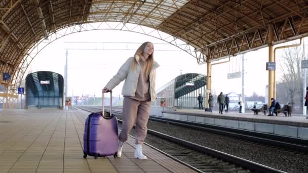 2021年10月10日，在白俄罗斯明斯克等火车的年轻妇女 — 图库视频影像