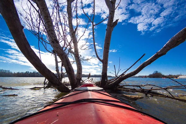 Widok Rzekę Spokojny Zimowy Dzień Łuk Czerwonego Kajaka Rzece Dunaj — Zdjęcie stockowe