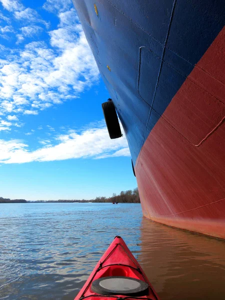 Vörös Kajak Nagy Hajó Közelében Dunánál — Stock Fotó