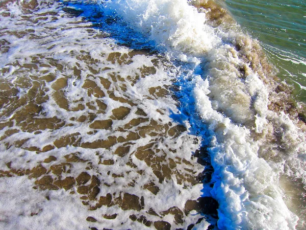 砂浜に緑の海の柔らかい波 — ストック写真