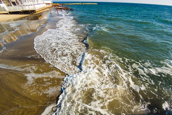 Mjuk Våg Grönt Hav Sandstrand Bakgrund — Stockfoto