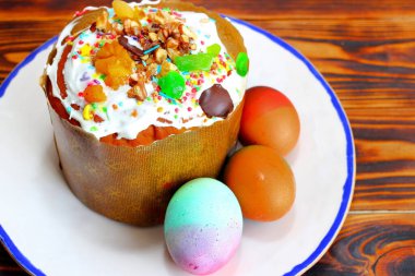 Paskalya Pastası ya da geleneksel Kulich, Paska, boyalı yumurtalı ekmek