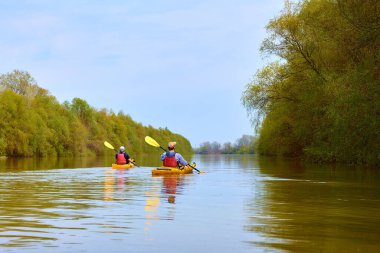 Baharda Tuna Nehri 'nde iki sarı kano. Issız bölgelerde kano yapmak..