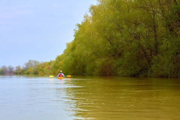 Kayak Primaverile Concetto Avventura Viaggio Azione Stile Vita Vista Posteriore — Foto Stock