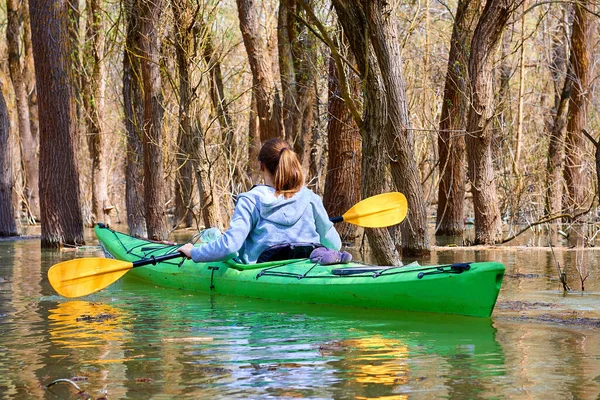 Ragazza Kayak Verde Tra Gli Alberi Allagati Kayak Aree Selvagge — Foto Stock