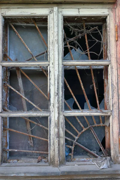 Vieille Fenêtre Bois Avec Treillis Verre Cassé — Photo