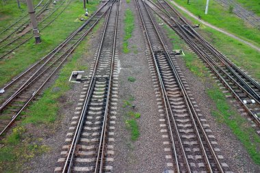 Demiryolu, rayların üstündeki en üst manzara. Sıradan demirlerle paralel çelik raylar. Soyut geometrik görünüm.