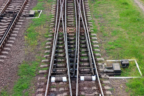 Demiryolu, rayların üstündeki en üst manzara. Sıradan demirlerle paralel çelik raylar. Soyut geometrik görünüm.