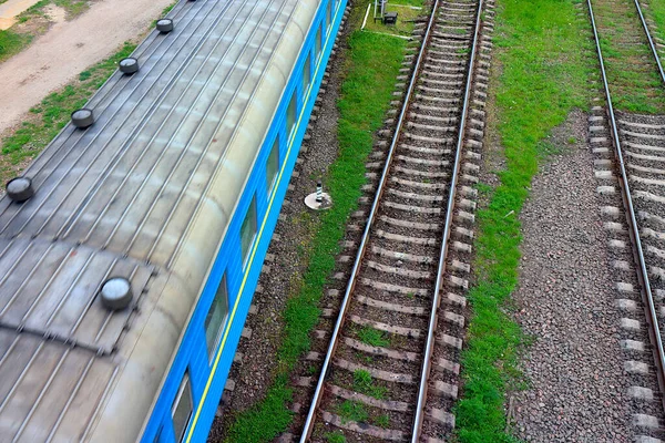 Egy Mozgó Vonat Vagonja Vasúton Vidéki Vasútállomás Felhős Napokon Felülnézet — Stock Fotó