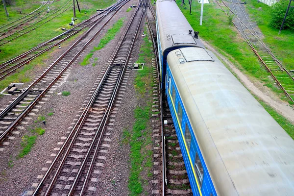 Vagão Comboio Movimento Estrada Ferro Estação Ferroviária Rural Dia Nublado — Fotografia de Stock