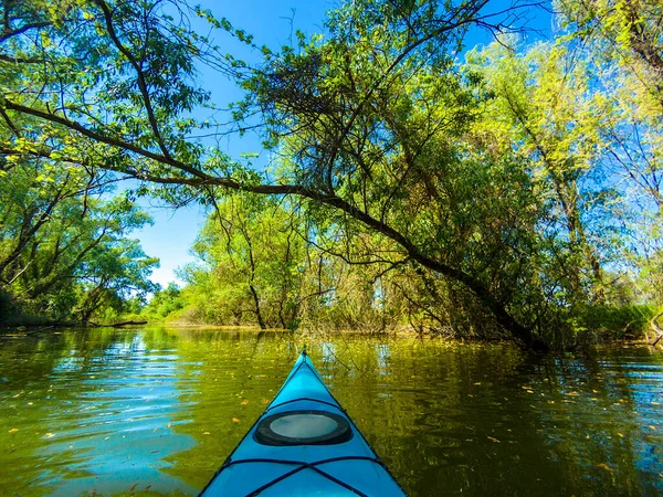 Uitzicht Vanaf Boeg Van Blauwe Kajak Rivieroever Met Groene Bomen — Stockfoto