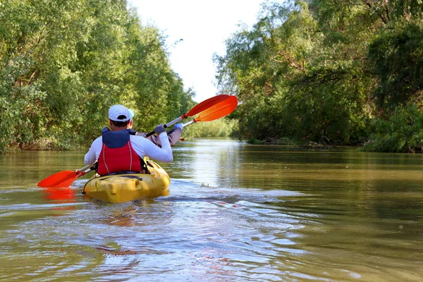 Dos Hombres Reman Kayak Amarillo Río Danubio — Foto de Stock