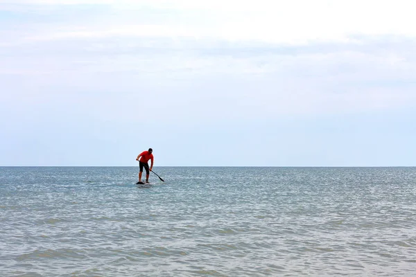 Radosny Człowiek Trenuje Desce Sup Morzu Wstań Paddle Boarding — Zdjęcie stockowe