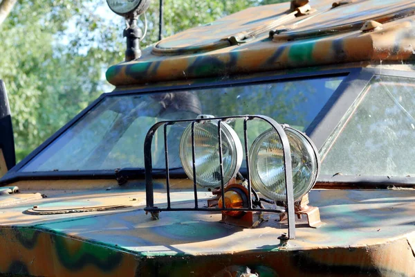 Kamuflaj renginde araba amfibisinin far ve ön camı. Yakın çekim.