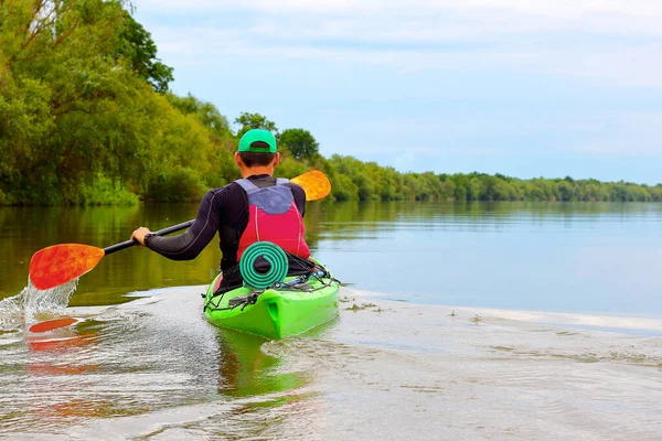 Людина Веслує Зеленим Каяком Річці Дунай Водяний Туризм Каякінг — стокове фото