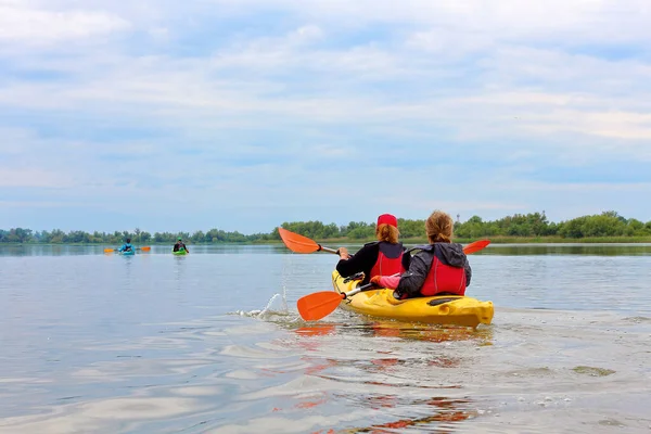 Deux Femmes Pagayent Kayak Jaune Sur Danube Tourisme Aquatique Récréatif — Photo