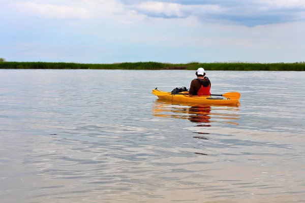 Kayak Uomo Rema Kayak Giallo Sul Danubio Kayak Estivo Concetto — Foto Stock