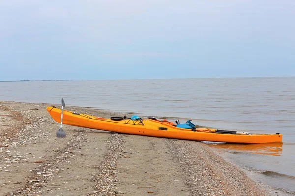 Kayak Gialli Sulla Spiaggia Del Mar Nero Concetto Turismo Acquatico — Foto Stock