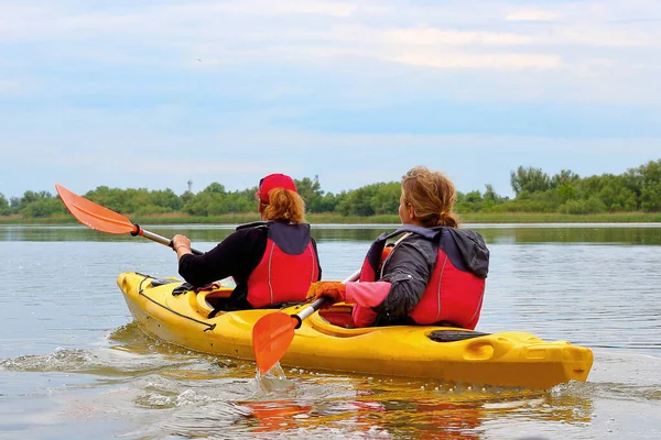 Dos Mujeres Reman Kayak Amarillo Río Danubio Turismo Acuático Recreativo Imagen de stock