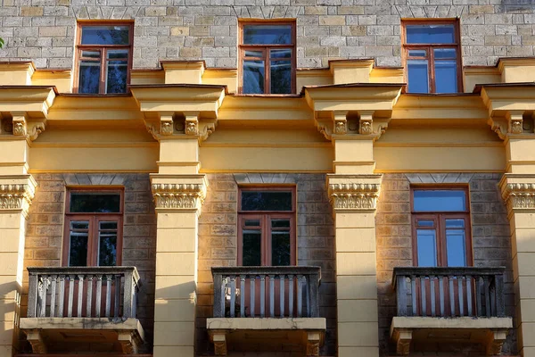 Mur Vieux Bâtiment Fait Coquillages Briques Avec Trois Balcons Fenêtres — Photo