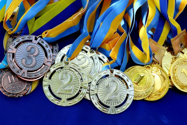 Muchas Medallas Oro Plata Bronce Con Cintas Color Amarillo Azul Imágenes de stock libres de derechos