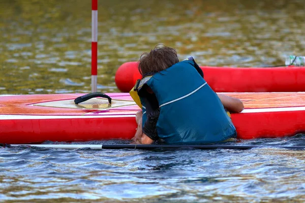 Barn Klättrar Paddelsurfbräda Dammen Stand Paddle Boarding Fantastisk Aktiv Friluftsliv — Stockfoto