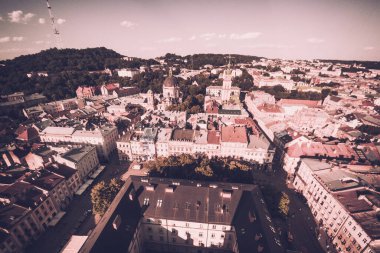 Lviv 'in eski tarihi şehir merkezinin panoraması. Ukrayna, Avrupa. Şehir manzarası, havadan.