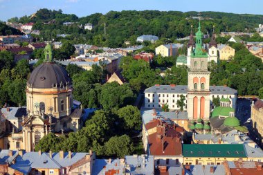 Lviv 'in eski tarihi şehir merkezinin panoraması. Ukrayna, Avrupa. Şehir manzarası, havadan.